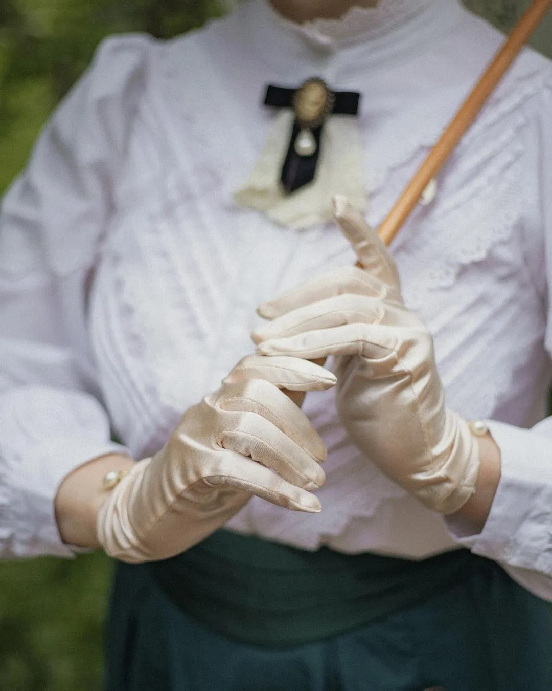 Tulle Short Satin Gloves With White Pearl