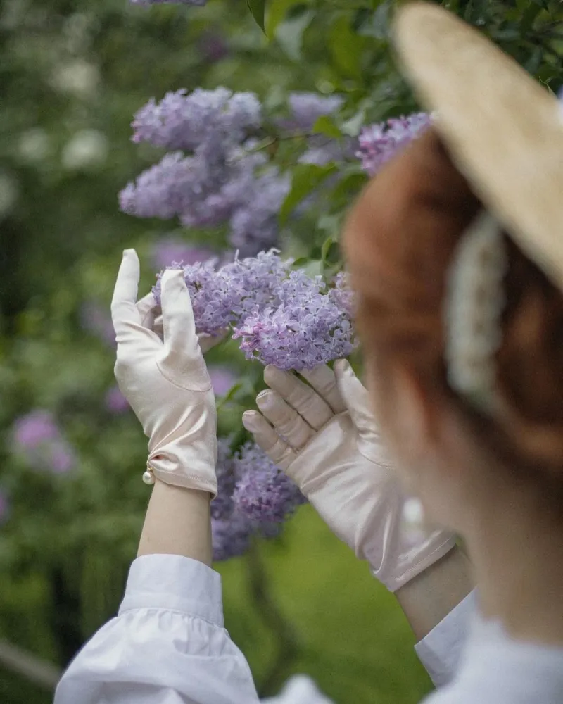 Tulle Short Satin Gloves With White Pearl